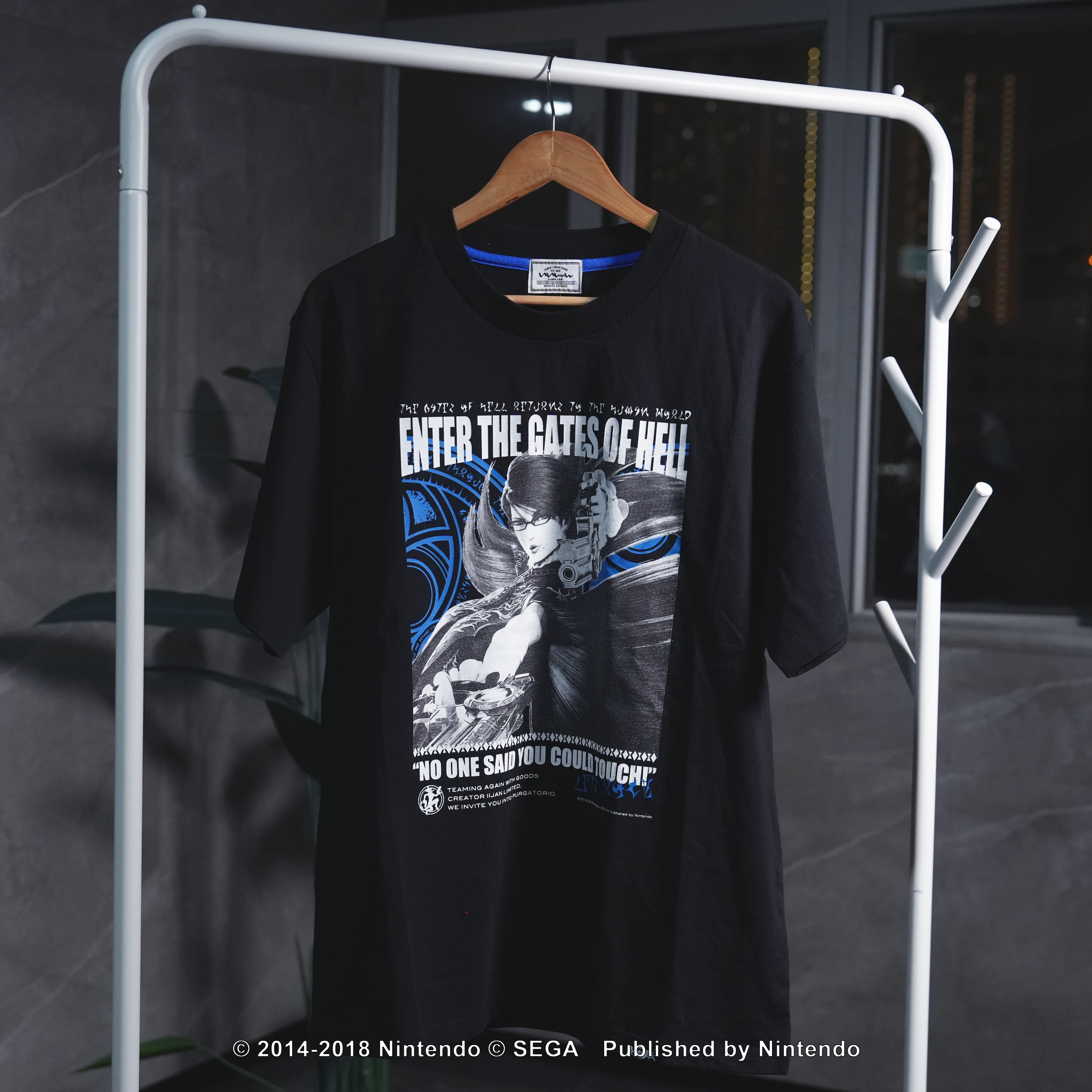 ベヨネッタ2 The Gates of Hell x いいじゃん フロントプリントシャツ