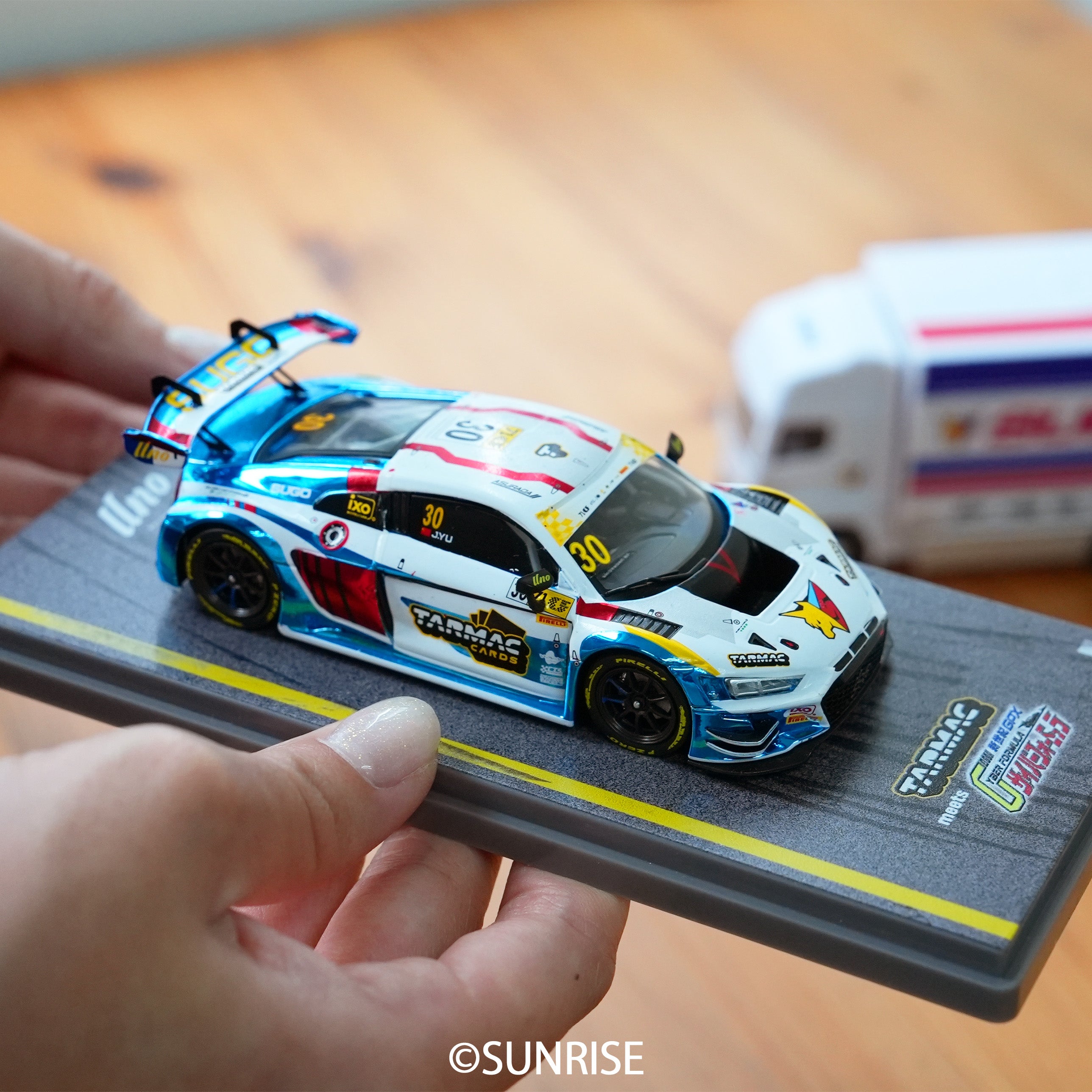 アスラーダ×アウディR8 1/43スケール マカオレースバージョン