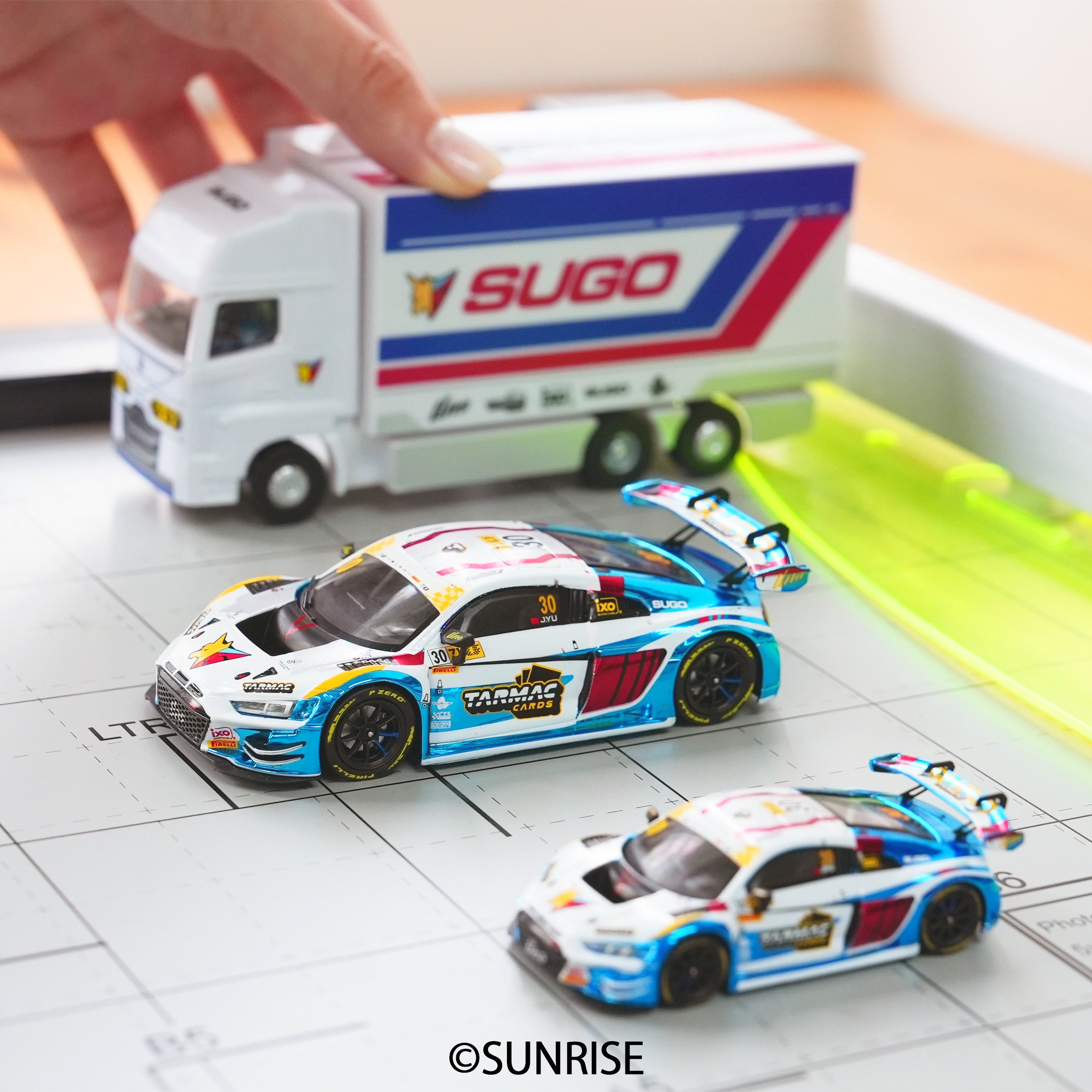 アスラーダ×アウディR8 1/43スケール マカオレースバージョン