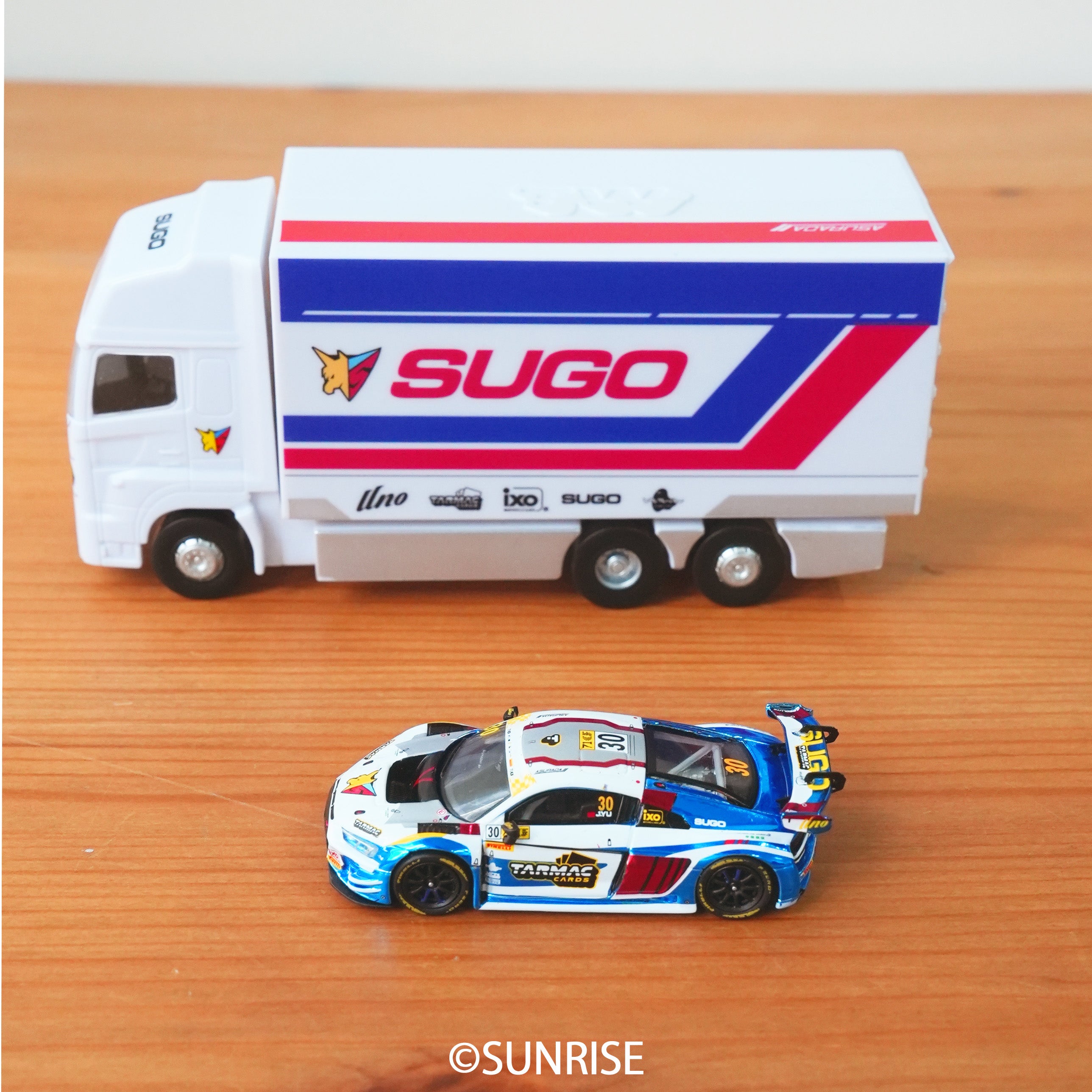 アスラーダ×アウディR8 1/64スケール マカオレースバージョン