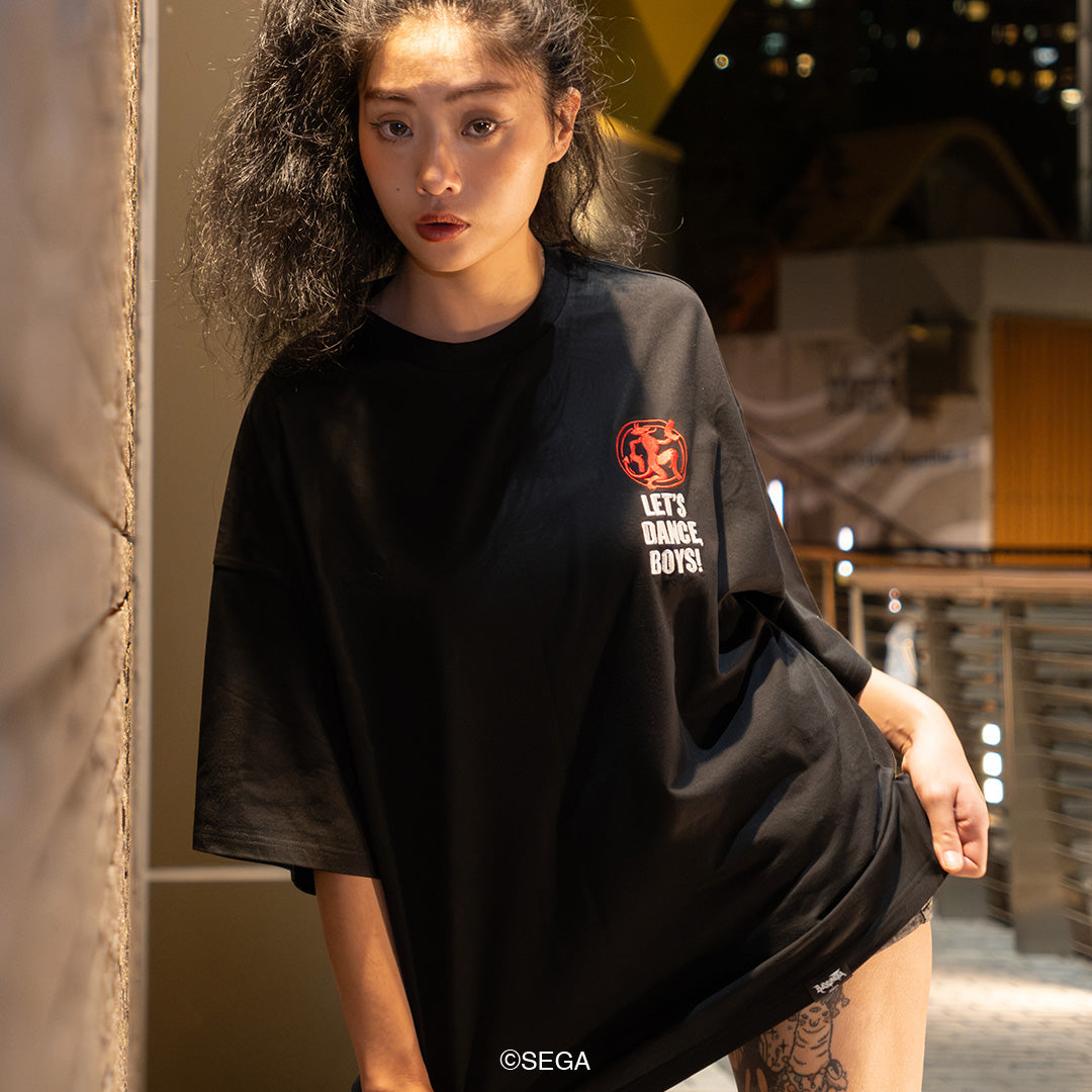 ”The Gates of Hell”のロゴを美しい刺繍で貴方の左胸に。そしてシャツの背面にはあのアンブラの魔女の姿も...。
